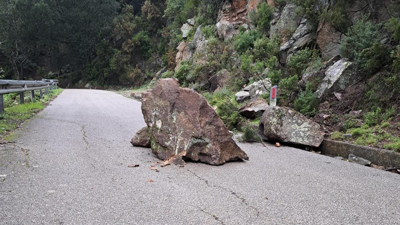 Elba, cadono massi sulla strada del Monte Perone