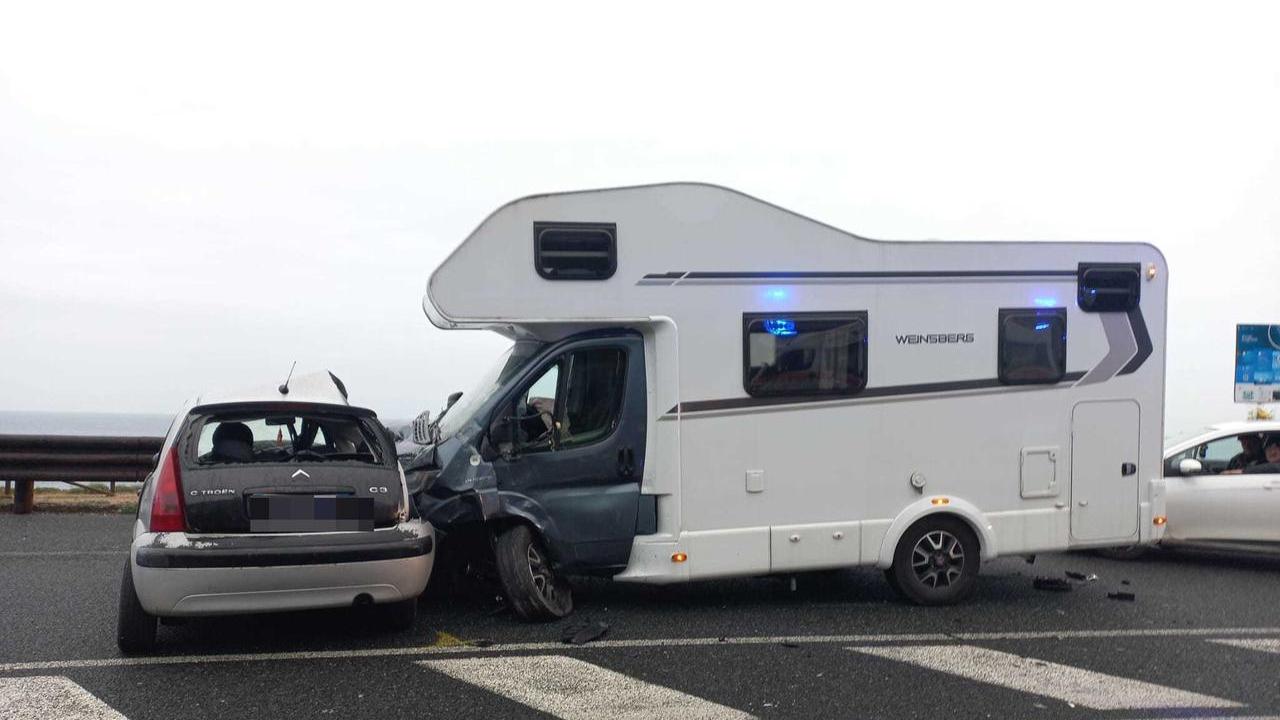 Livorno, scontro tra auto e camper sul Romito: gravissima una donna