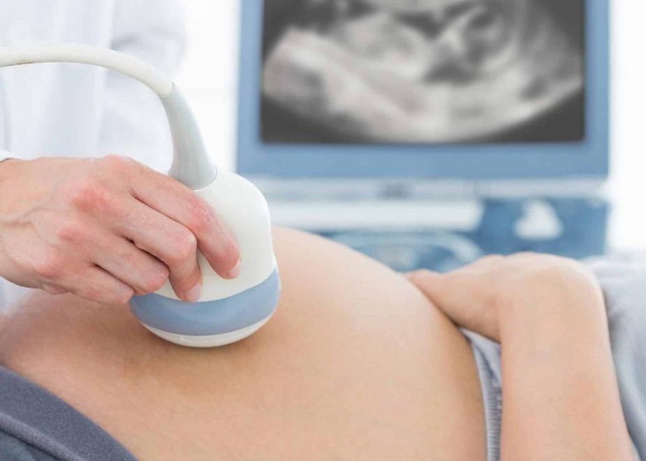 
	Una donna in gravidanza durante un&rsquo;ecografia di controllo

