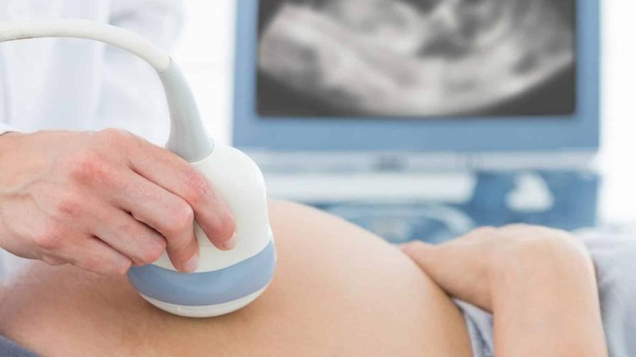 Una donna in gravidanza durante un’ecografia di controllo