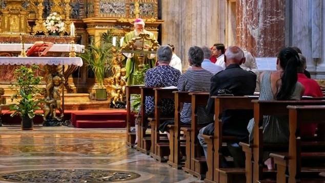 Offerte per le messe, nuove regole: «Una spetta al parroco, le altre deve darle alla curia»