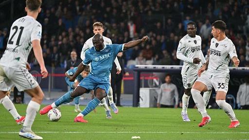 Romelu Lukaku circondato dai giocatori dell'Empoli