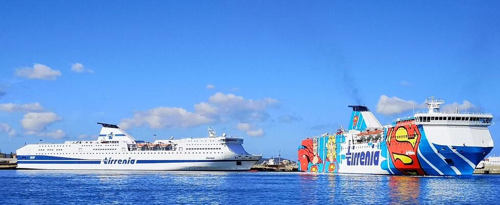 
	Due traghetti della compagnia ex Tirrenia Cin

