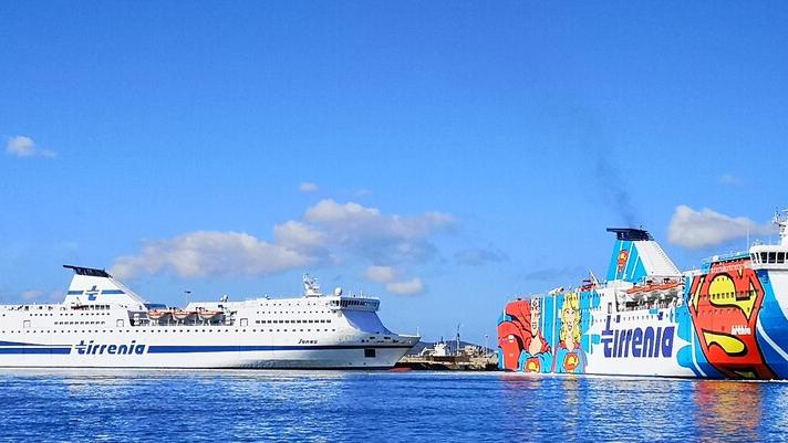 Due traghetti della compagnia ex Tirrenia Cin