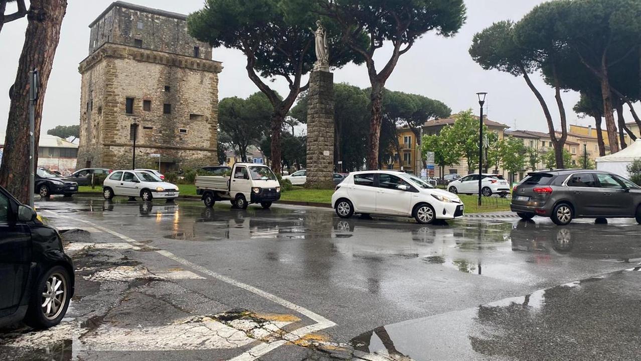 Viareggio, lunghe file nella zona sud