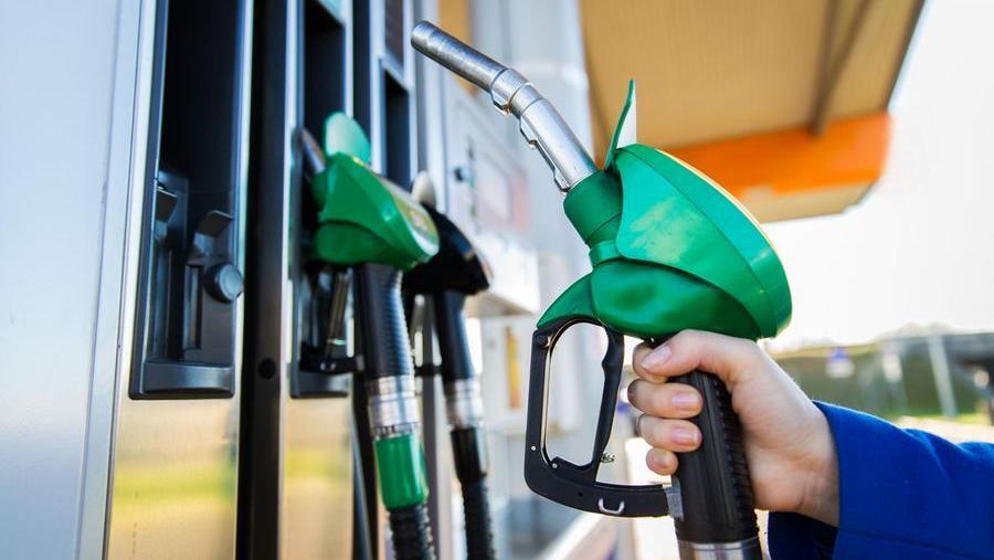 Prezzi della benzina in calo