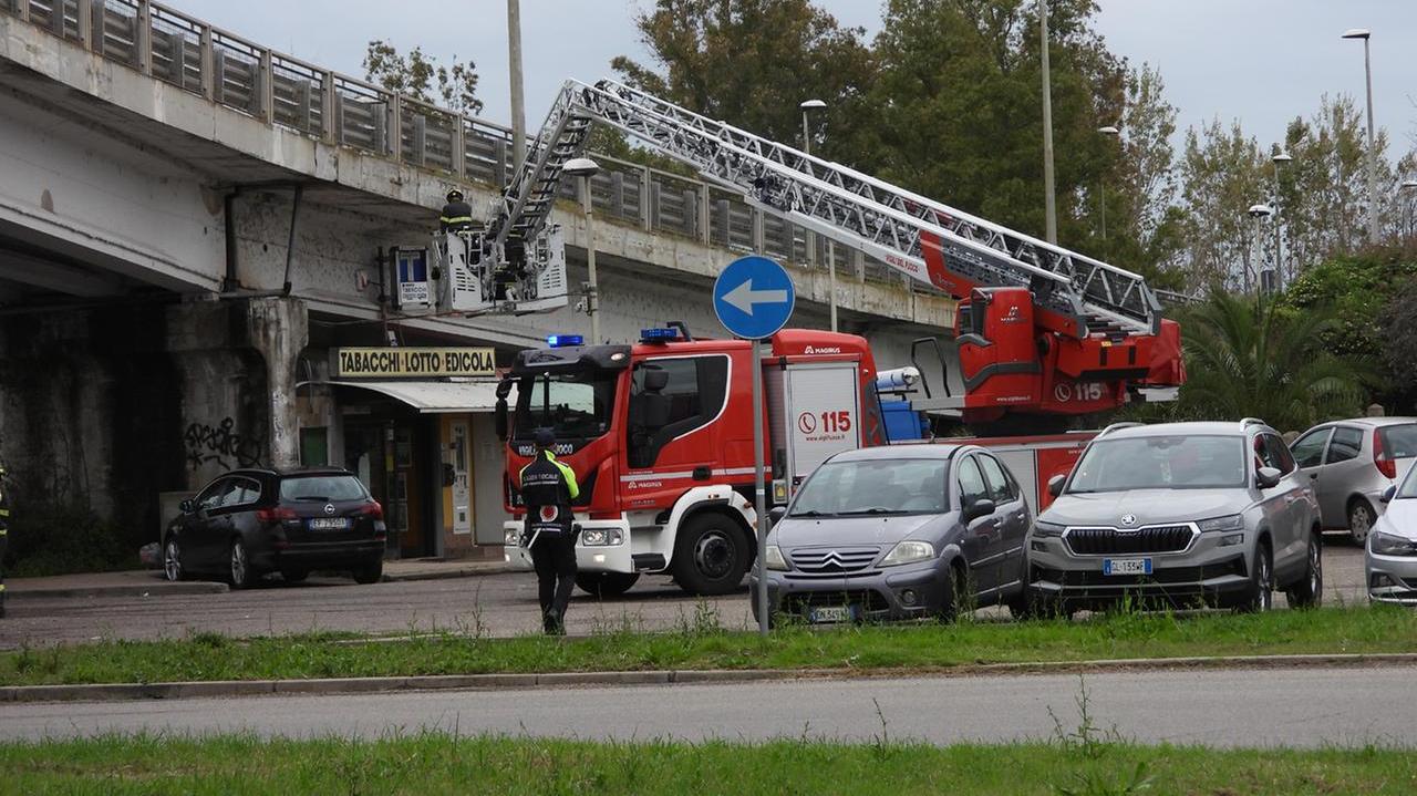 I crolli sul viadotto del Rimedio (foto Francesco Pinna)