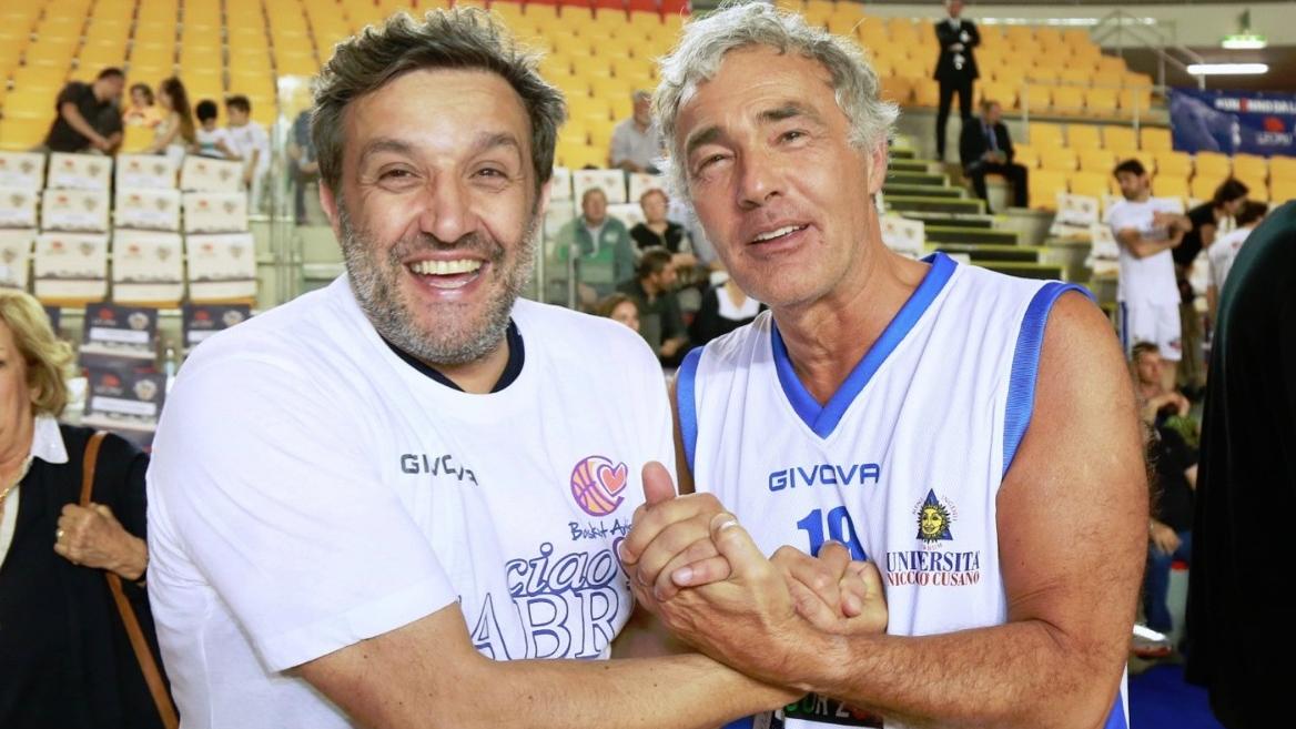 Tutti in campo contro il bullismo: la Nazionale artisti di basket al Palasport