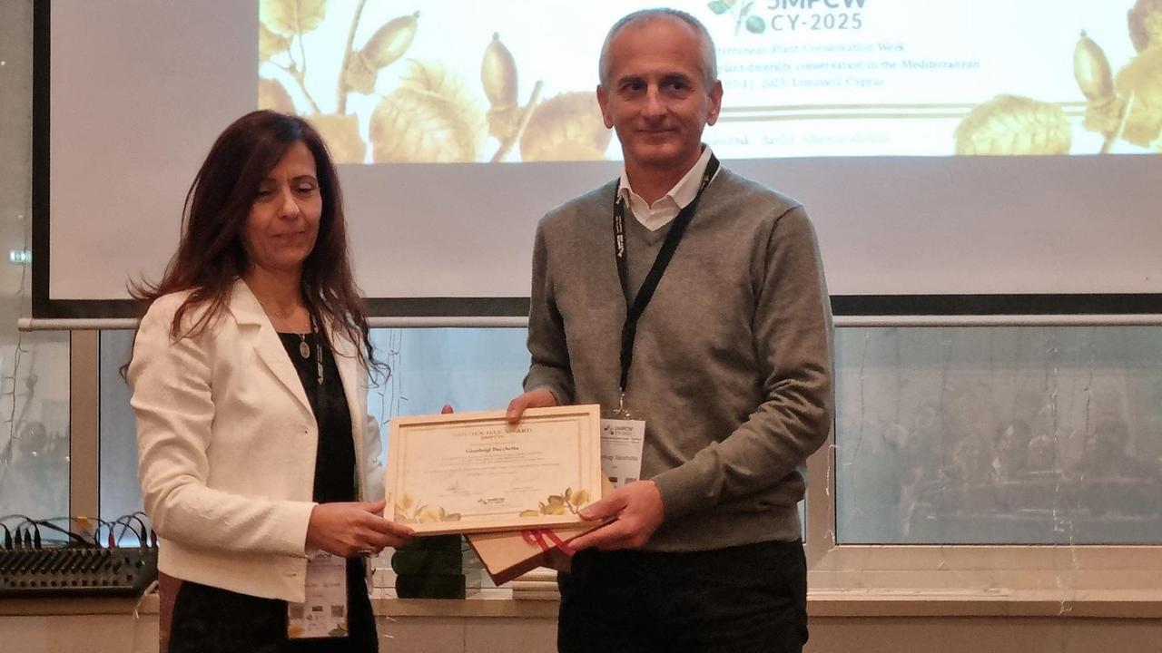 
	Il professore Gianluigi Bacchetta riceve il premio

