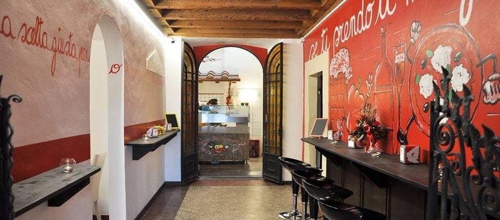 L’interno del ristorante (ora chiuso) in piazza Mercatale