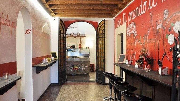 L’interno del ristorante (ora chiuso) in piazza Mercatale