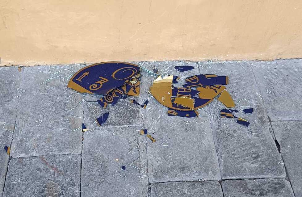 Massa, è allarme vandalismi in centro: colpito anche il ristorante “I tre compari”