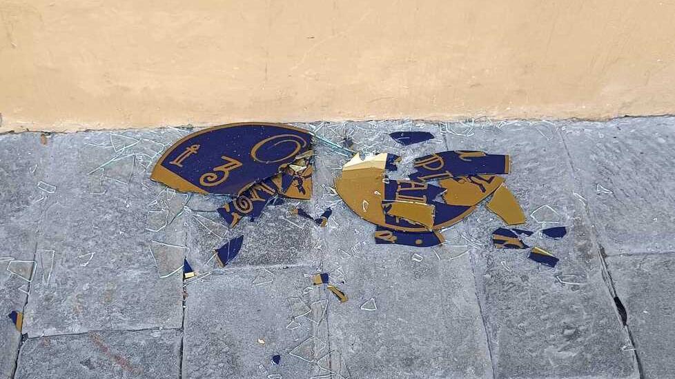 Massa, è allarme vandalismi in centro: colpito anche il ristorante “I tre compari”