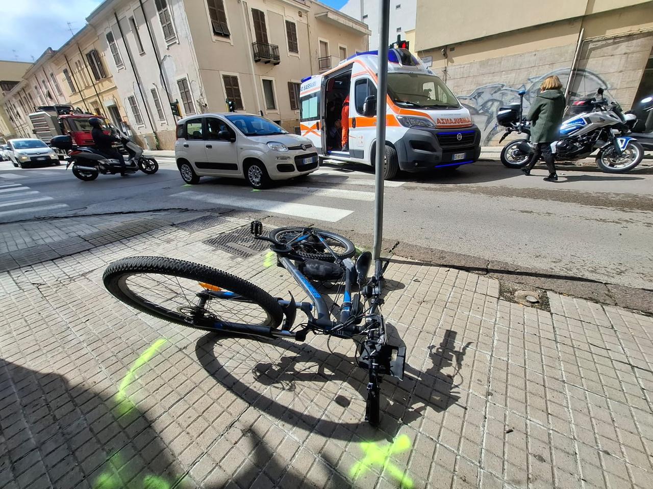 Ciclista travolto da un’auto a Sassari