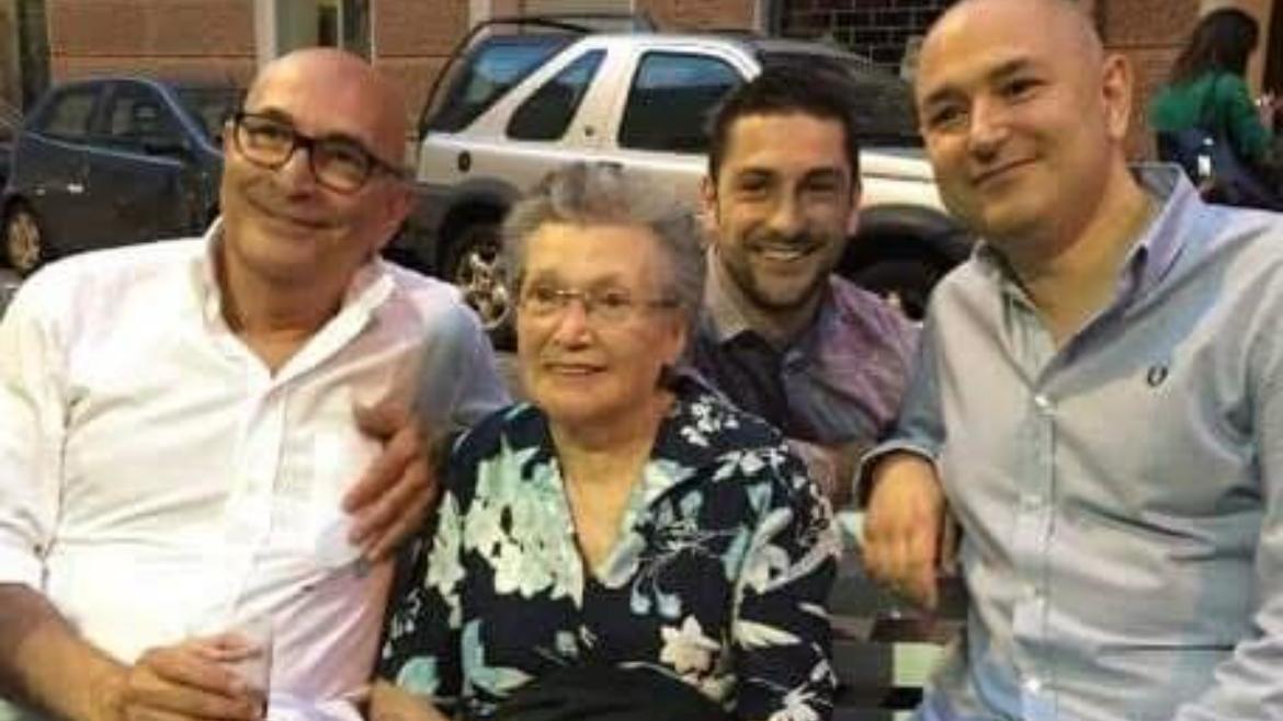 Rosa Rizzuto al centro in una foto di qualche anno fa insieme alla famglia Basile