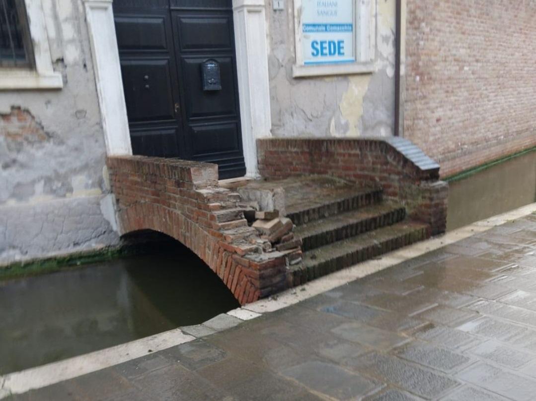 Comacchio, finisce con l’auto contro il ponte. Danneggiato manufatto del ‘600