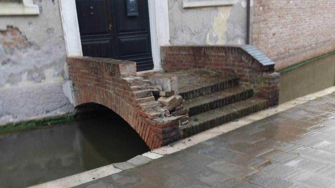 Comacchio, finisce con l’auto contro il ponte. Danneggiato manufatto del ‘600
