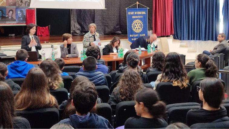 Dalla droga all’alcol all’abuso dei cellulari: giovani a confronto sulle dipendenze