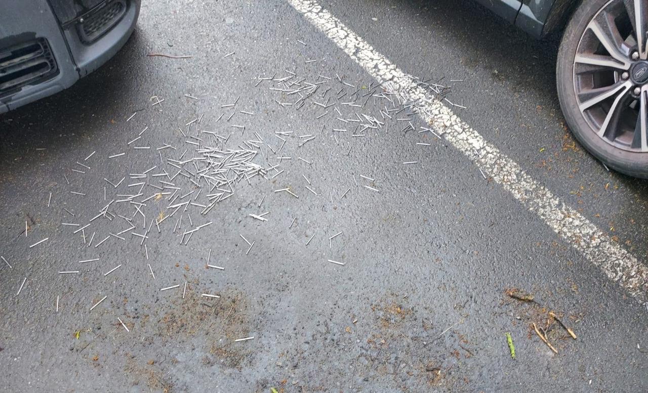 
	I chiodi sulla strada davanti alle Ferraris

