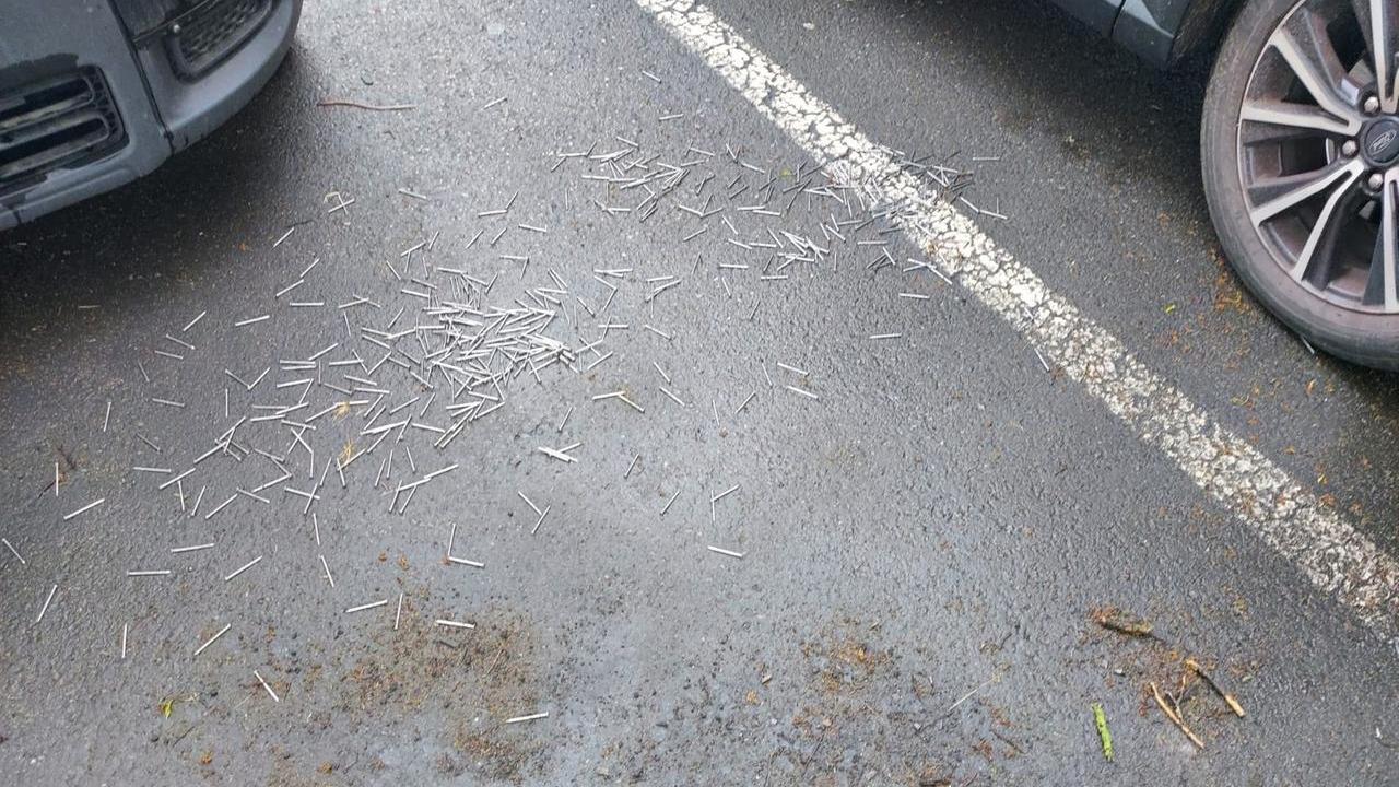 I chiodi sulla strada davanti alle Ferraris