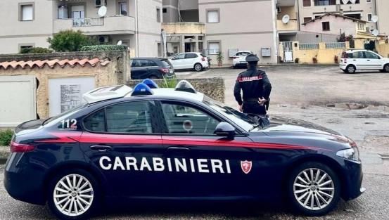 Urla alla compagna di disfarsi della droga nascosta in casa: arrestato