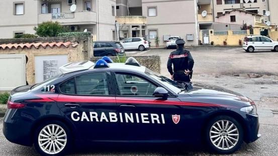 Urla alla compagna di disfarsi della droga nascosta in casa: arrestato