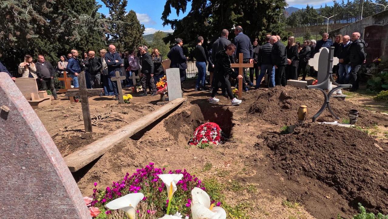 Graziano Mesina è stato seppellito a terra<em> (foto Massimo Locci)</em>