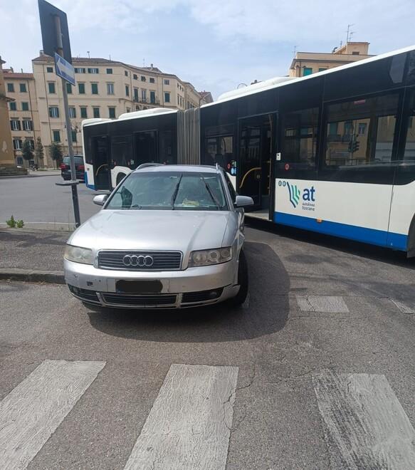 Livorno, sosta selvaggia: un’auto blocca il bus per un’ora