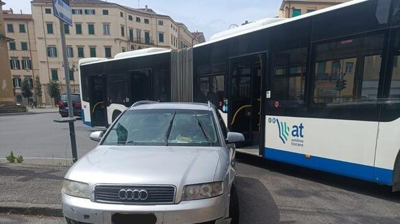 Livorno, sosta selvaggia: un’auto blocca il bus per un’ora