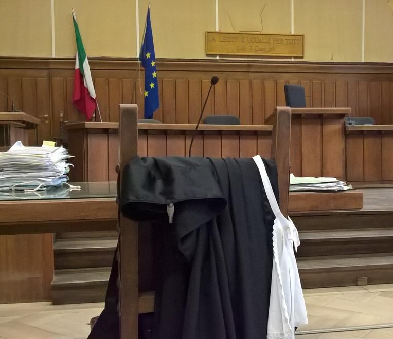 Pistoia, violenza sessuale nel camerino: negoziante chiede di patteggiare