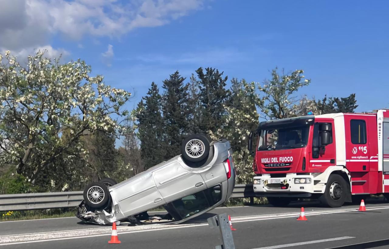 Tamponamento sulla statale, auto finisce a ruote per aria: tre feriti