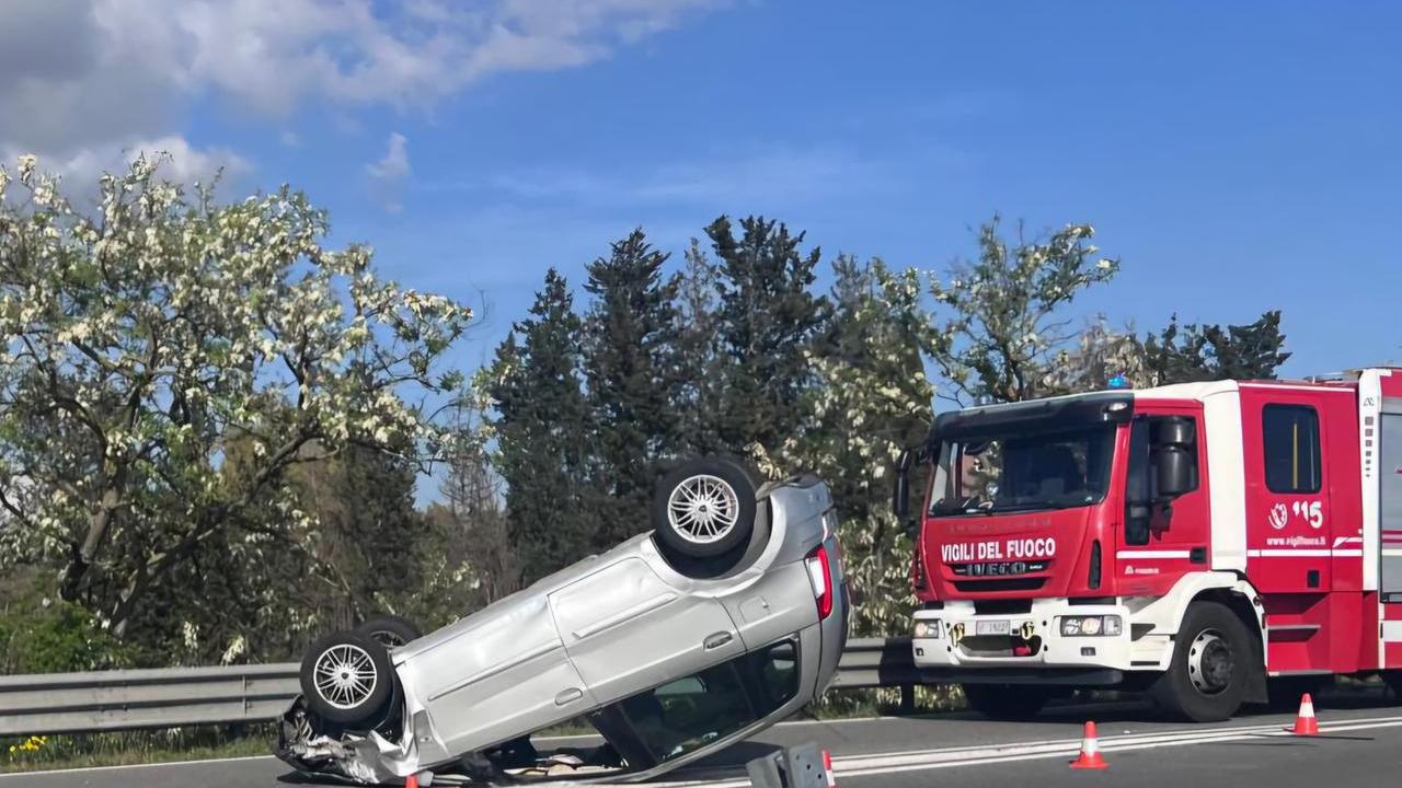 Tamponamento sulla statale, auto finisce a ruote per aria: tre feriti