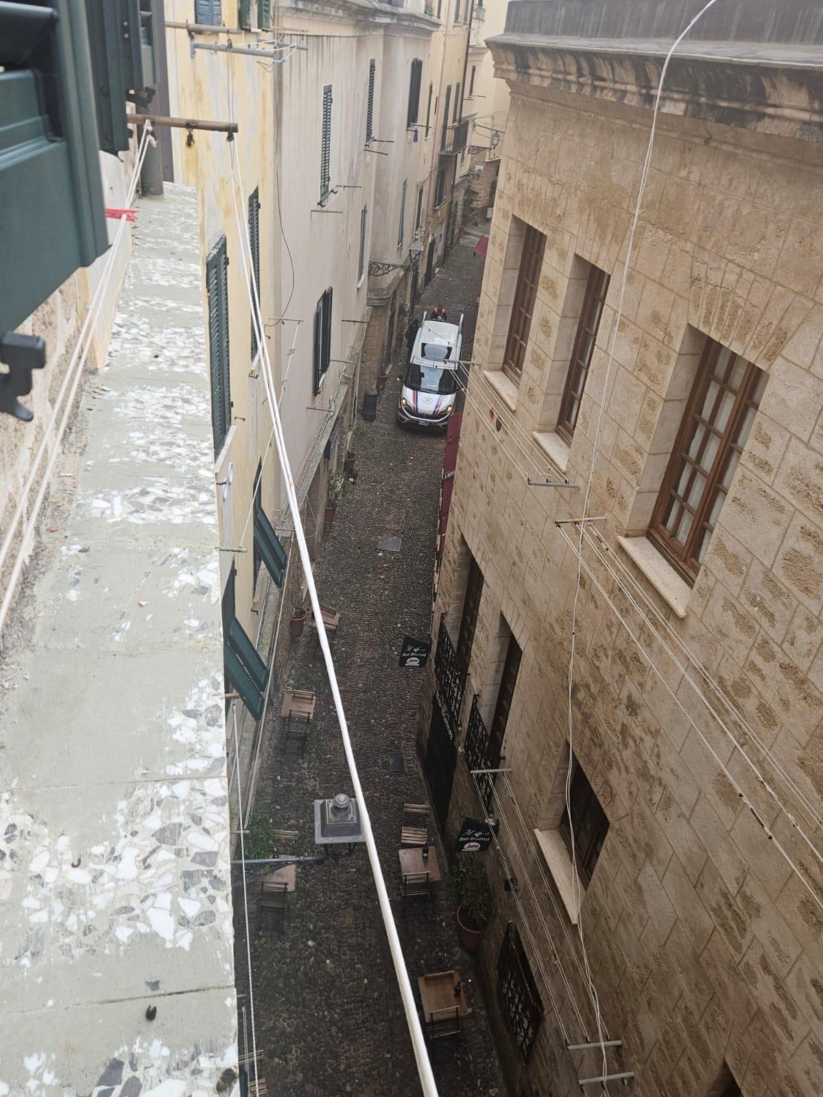 I tavolini bloccano l’ambulanza, i soccorritori vanno avanti a piedi