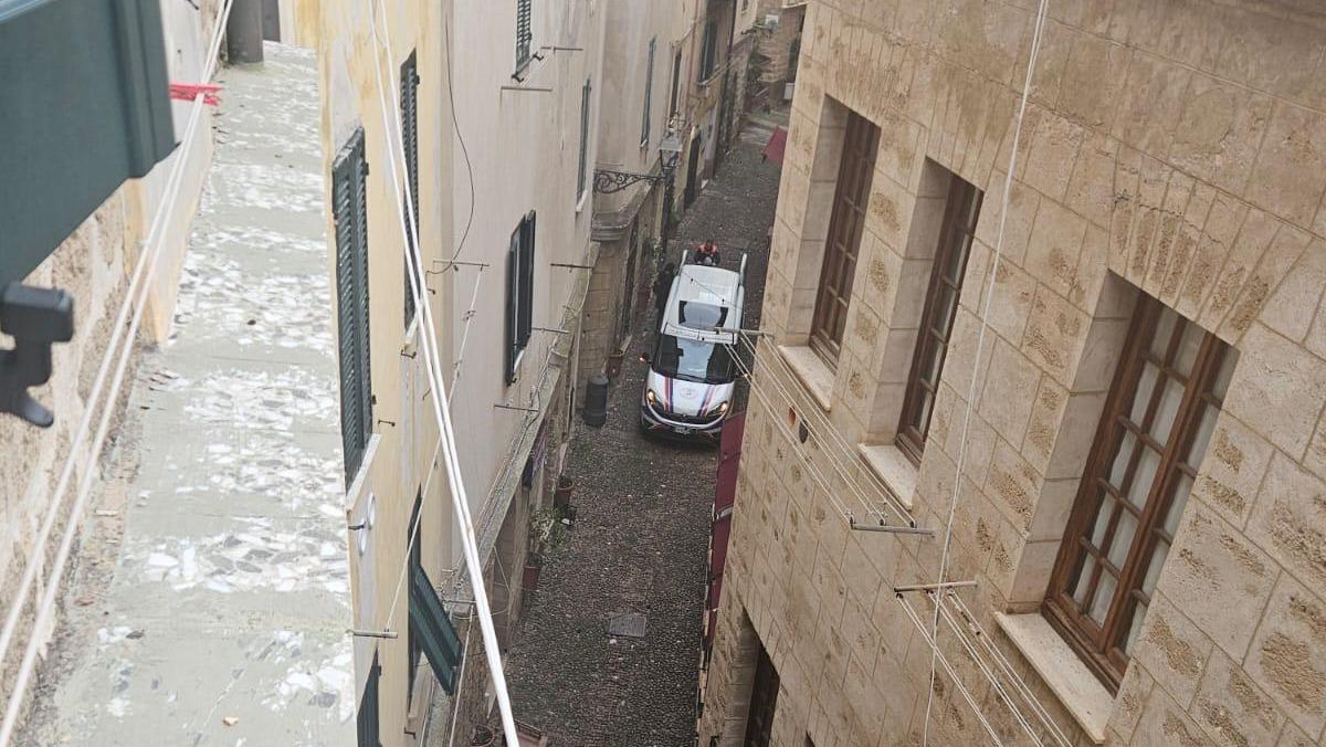 I tavolini bloccano l’ambulanza, i soccorritori vanno avanti a piedi