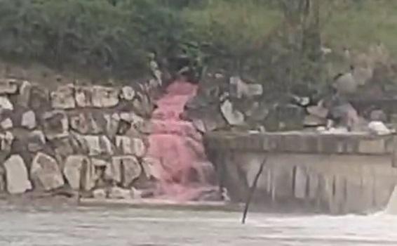 
	L'acqua si colora di rosso

