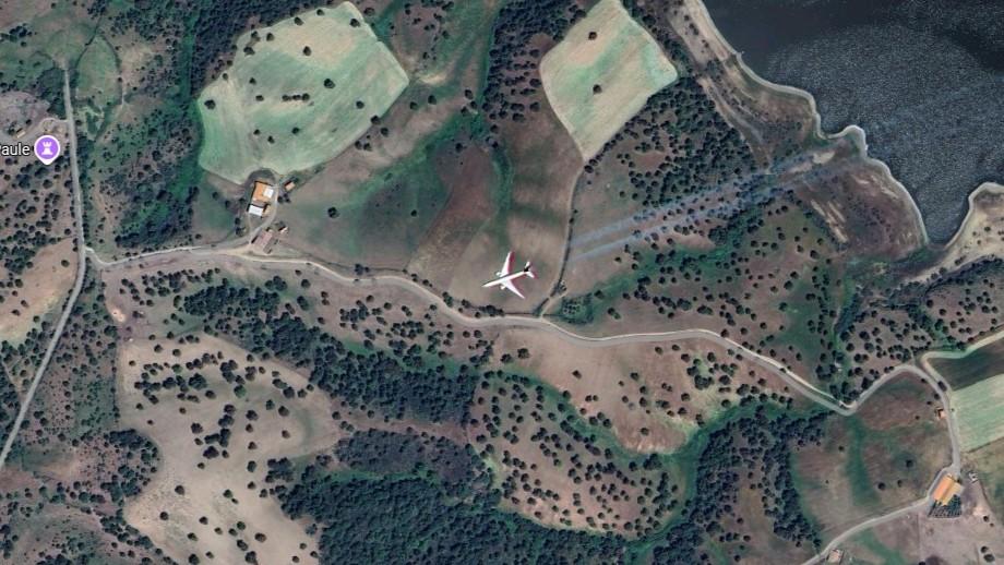 Un aereo di linea nelle campagne di Tula, l’immagine di Google Maps è surreale