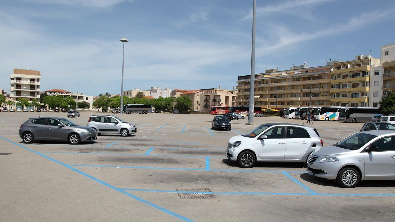 Stop ai parcheggi gratis, nel piazzale della Pace si paga e la sosta non si integra