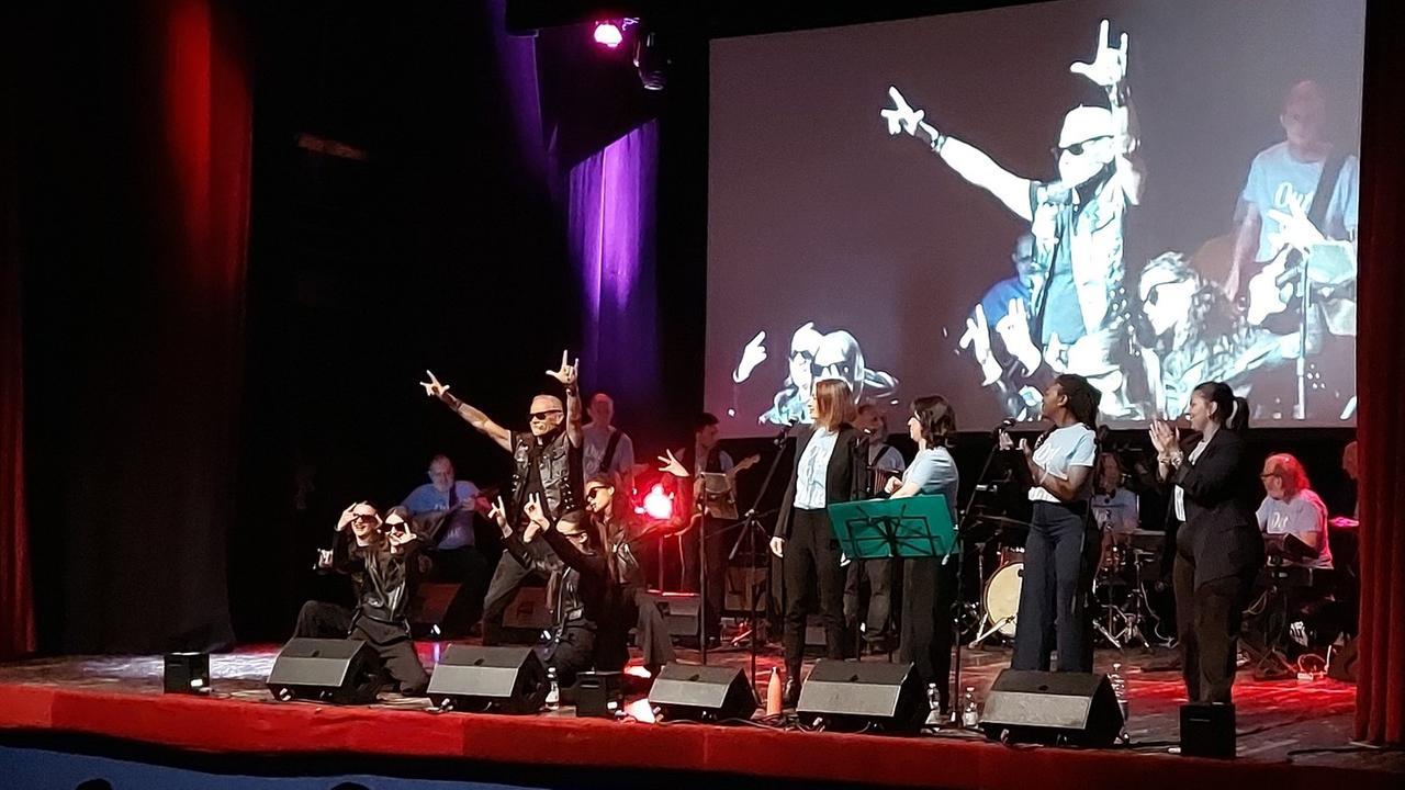 Musica e solidarietà, in 400 per il concerto del camaleontico dentista