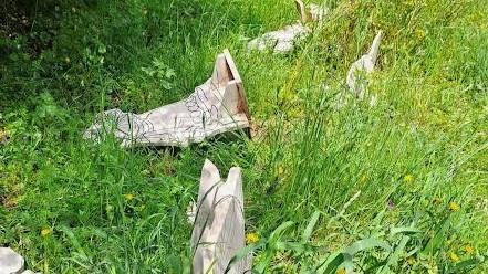 Presepe di marmo distrutto a martellate