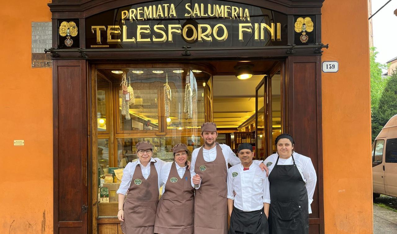 
	Lo staff della Bottega San Francesco davanti al locale

