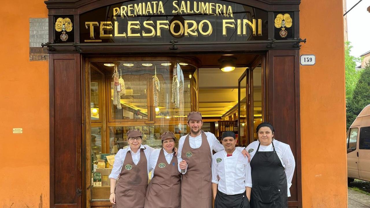 Lo staff della Bottega San Francesco davanti al locale