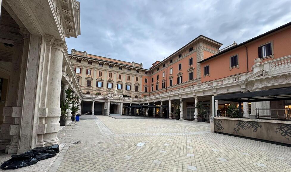 
	Il&nbsp;piazzale del Gambrinus che sar&agrave; allestito per la bella stagione (foto Nucci)

