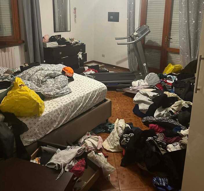 
	Una delle stanze della casa messe a soqquadro dai ladri

