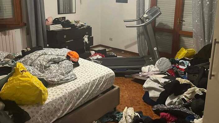 Una delle stanze della casa messe a soqquadro dai ladri