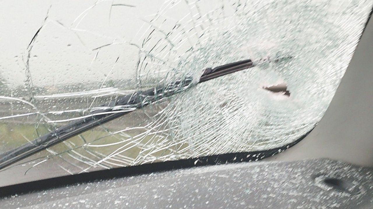 Il parabrezza sfondato da un tubod i ferro in FiPiLi