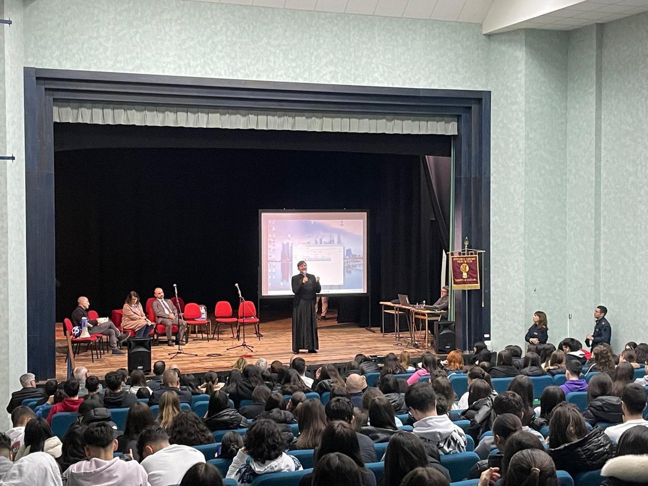 Lotta alla droga, don Coluccia incontra i giovani di Ozieri e Arzachena