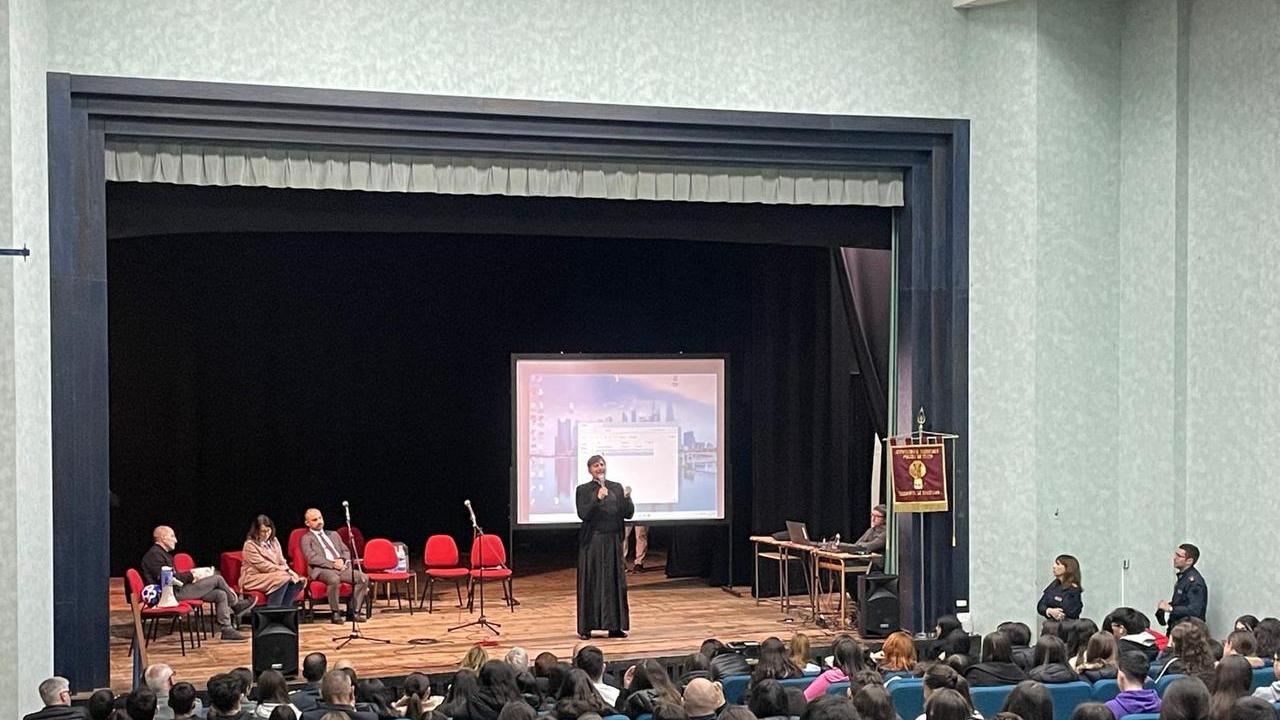 Lotta alla droga, don Coluccia incontra i giovani di Ozieri e Arzachena