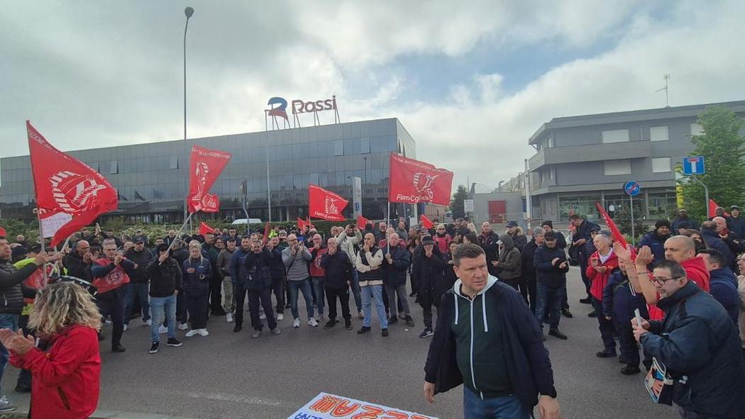 Lo sciopero dei metalmeccanici in via Emilia Ovest
