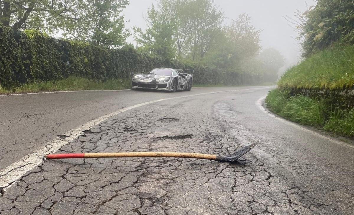 
	Il fondo stradale rovinato&nbsp;

