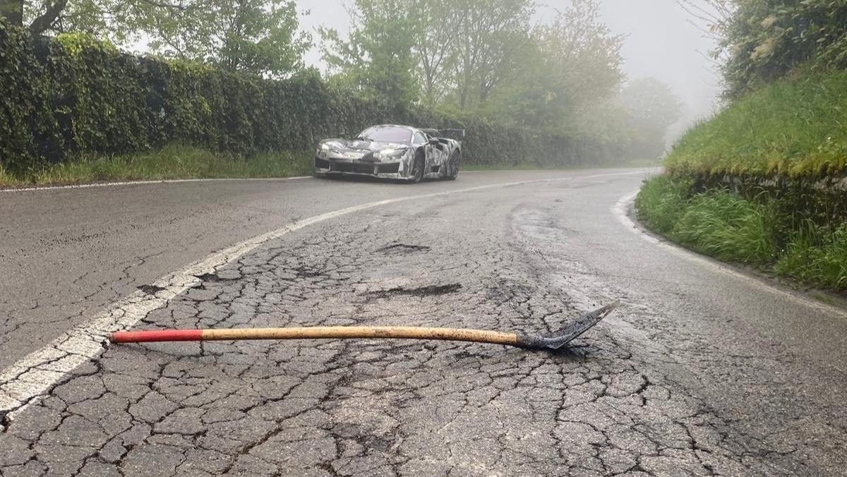 Il fondo stradale rovinato 